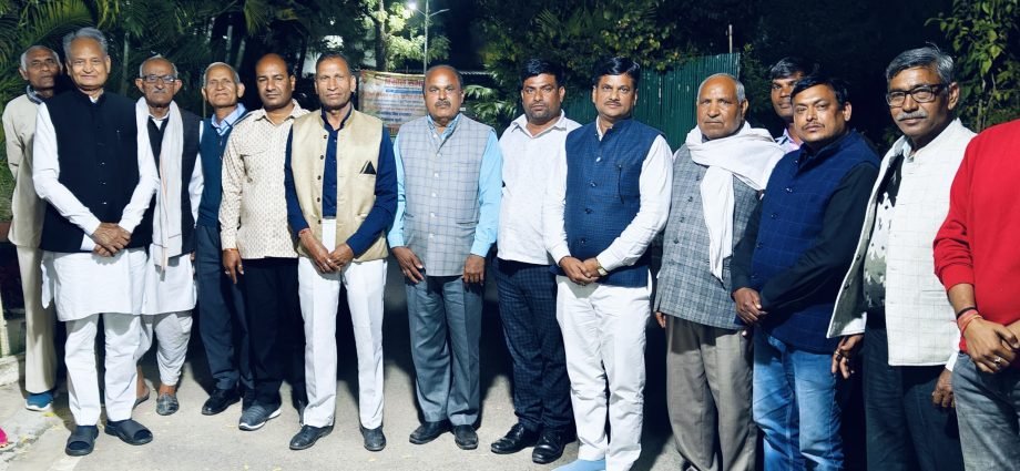 KOTPUTLI-BEHROR: सैनी महासभा पदाधिकारियों ने पूर्व मुख्यमंत्री अशोक गहलोत से की मुलाकात KOTPUTLI-BEHROR: सैनी महासभा पदाधिकारियों ने पूर्व मुख्यमंत्री अशोक गहलोत से की मुलाकात