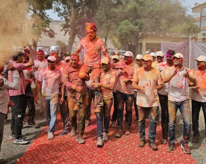 KOTPUTLI-BEHROR: कोटपूतली में ‘खाकी’ की होली, अफसरों ने लगाए ठुमके