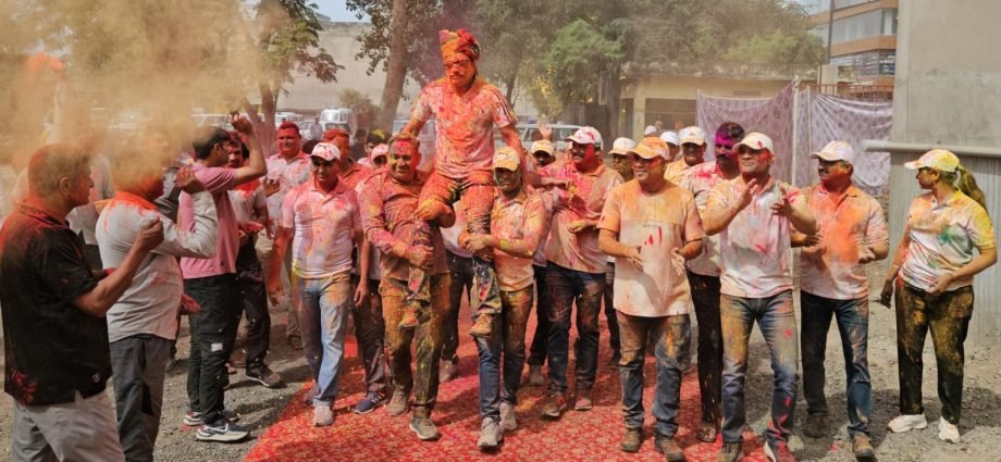 KOTPUTLI-BEHROR: कोटपूतली में ‘खाकी’ की होली, अफसरों ने लगाए ठुमके KOTPUTLI-BEHROR: कोटपूतली में ‘खाकी’ की होली, अफसरों ने लगाए ठुमके