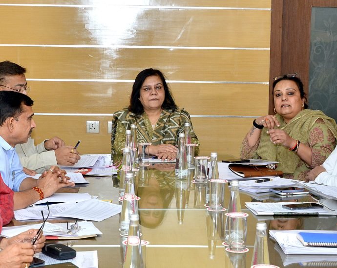 JAIPUR: ‘हरियालो राजस्थान’के तहत वृक्षारोपण की तैयारियों को लेकर बैठक आयोजित JAIPUR: ‘हरियालो राजस्थान’के तहत वृक्षारोपण की तैयारियों को लेकर बैठक आयोजित