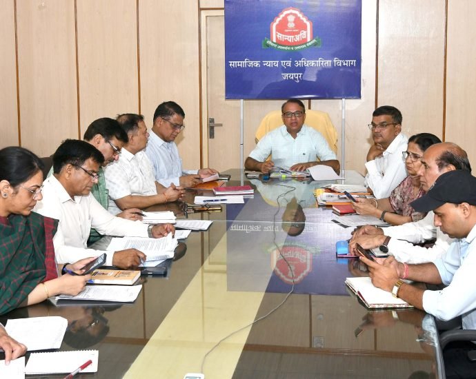 JAIPUR: बजट घोषणाओं के क्रियान्वयन में लापरवाही या देरी बर्दाश्त नहीं JAIPUR: बजट घोषणाओं के क्रियान्वयन में लापरवाही या देरी बर्दाश्त नहीं