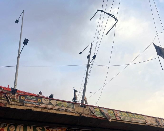 KOTPUTLI-BEHROR: झुका बिजली का पोल बना खतरे की घंटी KOTPUTLI-BEHROR: झुका बिजली का पोल बना खतरे की घंटी