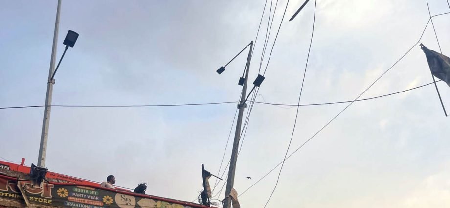 KOTPUTLI-BEHROR: झुका बिजली का पोल बना खतरे की घंटी KOTPUTLI-BEHROR: झुका बिजली का पोल बना खतरे की घंटी