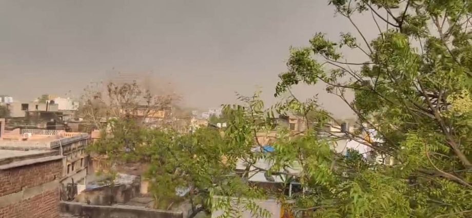 KOTPUTLI-BEHROR: तेज आंधी और हल्की बूंदाबांदी से बदला मौसम KOTPUTLI-BEHROR: तेज आंधी और हल्की बूंदाबांदी से बदला मौसम