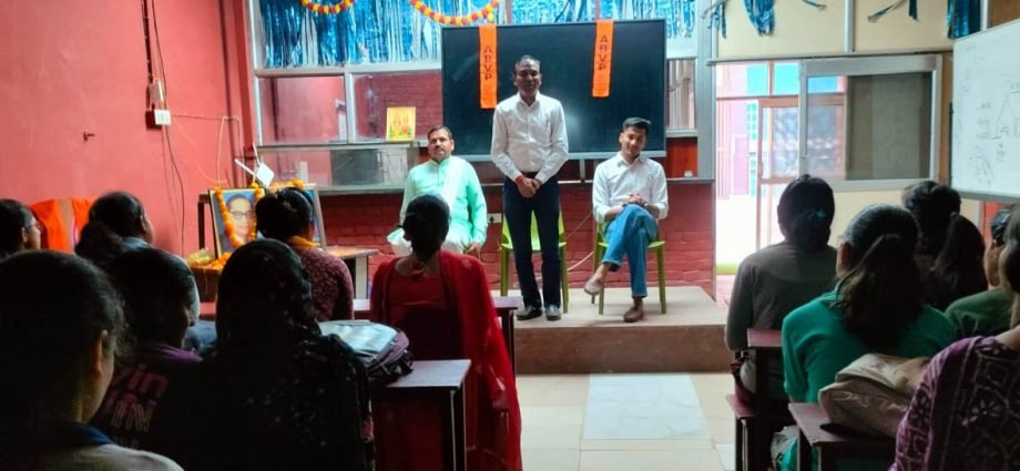 KOTPUTLI-BEHROR: विचार गोष्ठी में डा.अंबेडकर के विचारों को बताया प्रासंगिक KOTPUTLI-BEHROR: विचार गोष्ठी में डा.अंबेडकर के विचारों को बताया प्रासंगिक