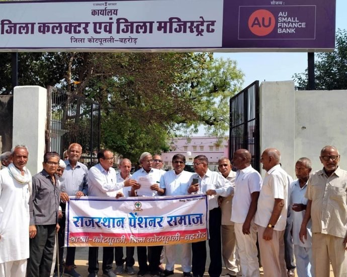 KOTPUTLI-BEHROR: पेंशनर्स के अधिकारों पर कुठाराघात, सौंपा गया विरोध ज्ञापन KOTPUTLI-BEHROR: पेंशनर्स के अधिकारों पर कुठाराघात, सौंपा गया विरोध ज्ञापन