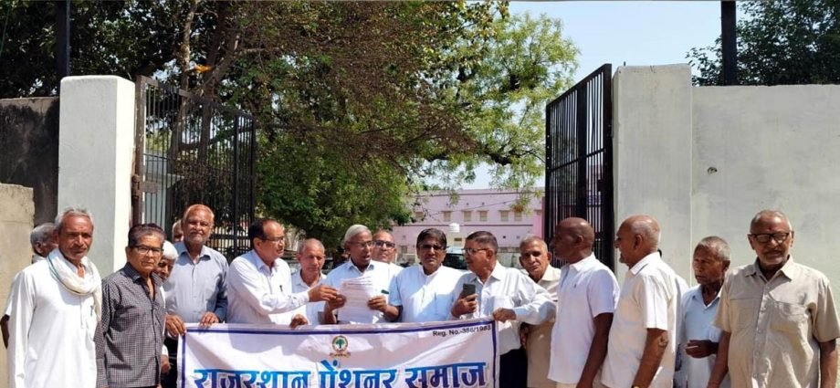 KOTPUTLI-BEHROR: पेंशनर्स के अधिकारों पर कुठाराघात, सौंपा गया विरोध ज्ञापन