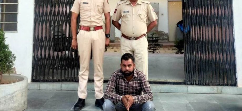 KOTPUTLI-BEHROR: अवैध शराब के मामले में फरार आरोपी गिरफ्तार KOTPUTLI-BEHROR: अवैध शराब के मामले में फरार आरोपी गिरफ्तार