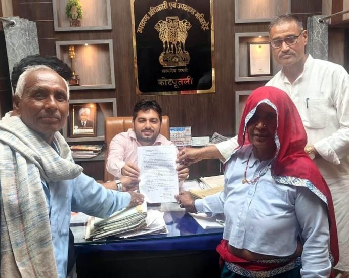 KOTPUTLI-BEHROR: विधवा महिला ने व्यवस्थापक के खिलाफ आवाज उठाई