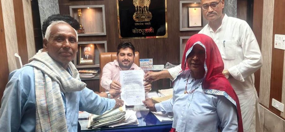 KOTPUTLI-BEHROR: विधवा महिला ने व्यवस्थापक के खिलाफ आवाज उठाई