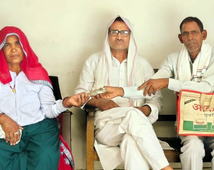 KOTPUTLI-BEHROR: एसडीएम के हस्तक्षेप के बाद मिला केसीसी लोन