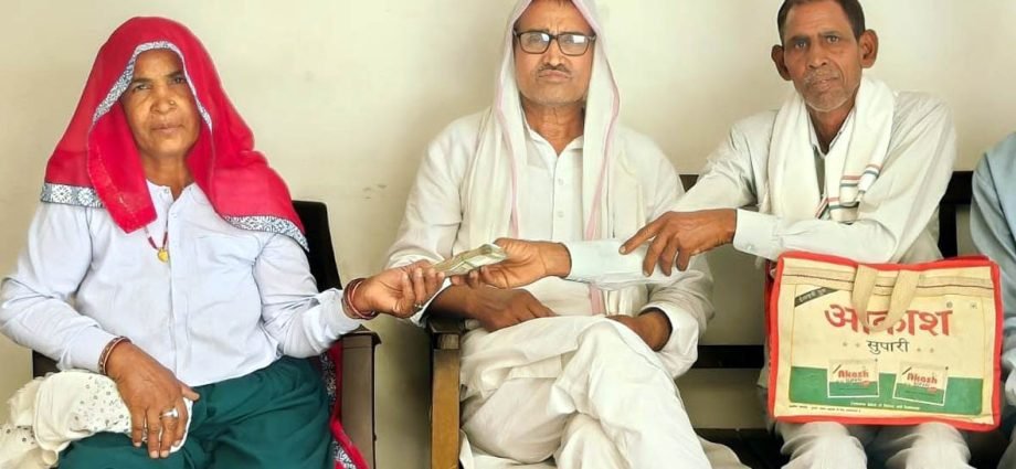 KOTPUTLI-BEHROR: एसडीएम के हस्तक्षेप के बाद मिला केसीसी लोन KOTPUTLI-BEHROR: एसडीएम के हस्तक्षेप के बाद मिला केसीसी लोन