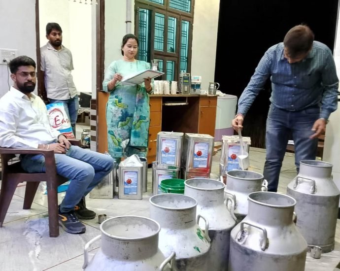 KOTPUTLI-BEHROR: मिलावटी दूध का भंडाफोड़, 1100 लीटर दूध समेत भारी मात्रा में सामग्री नष्ट KOTPUTLI-BEHROR: मिलावटी दूध का भंडाफोड़, 1100 लीटर दूध समेत भारी मात्रा में सामग्री नष्ट