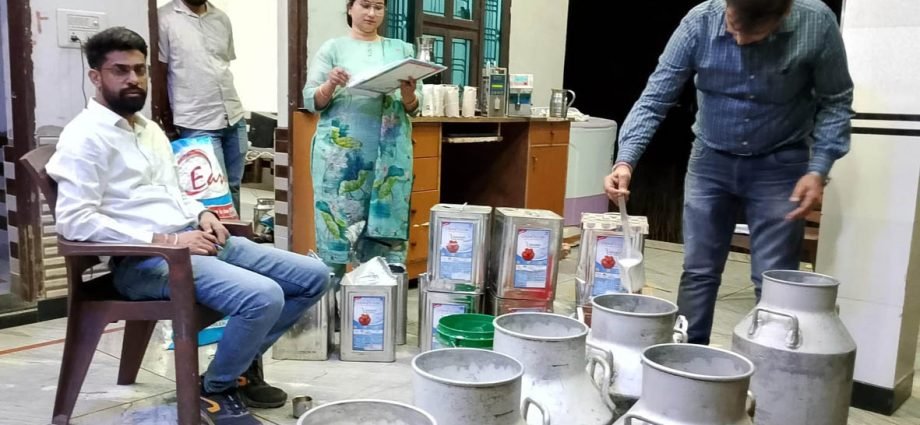 KOTPUTLI-BEHROR: मिलावटी दूध का भंडाफोड़, 1100 लीटर दूध समेत भारी मात्रा में सामग्री नष्ट KOTPUTLI-BEHROR: मिलावटी दूध का भंडाफोड़, 1100 लीटर दूध समेत भारी मात्रा में सामग्री नष्ट
