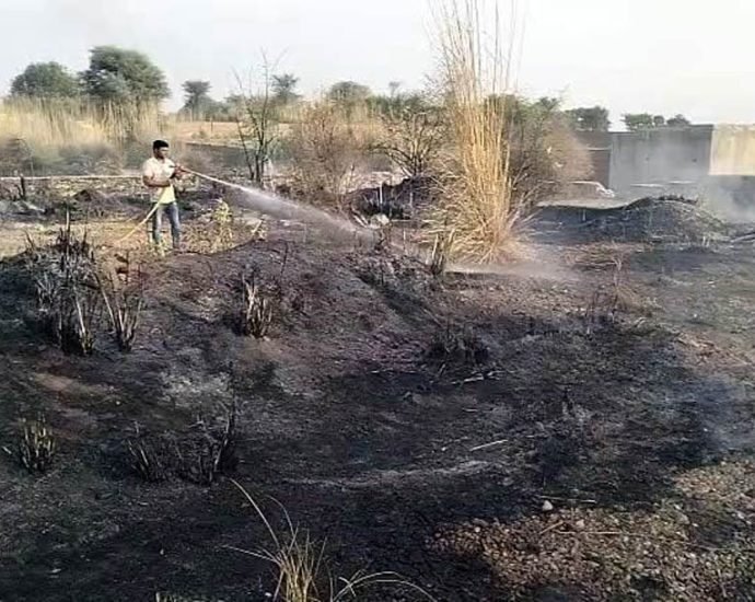 KOTPUTLI-BEHROR: आगजनी में दो भैंस झुलसी, कड़ब जलकर राख KOTPUTLI-BEHROR: आगजनी में दो भैंस झुलसी, कड़ब जलकर राख