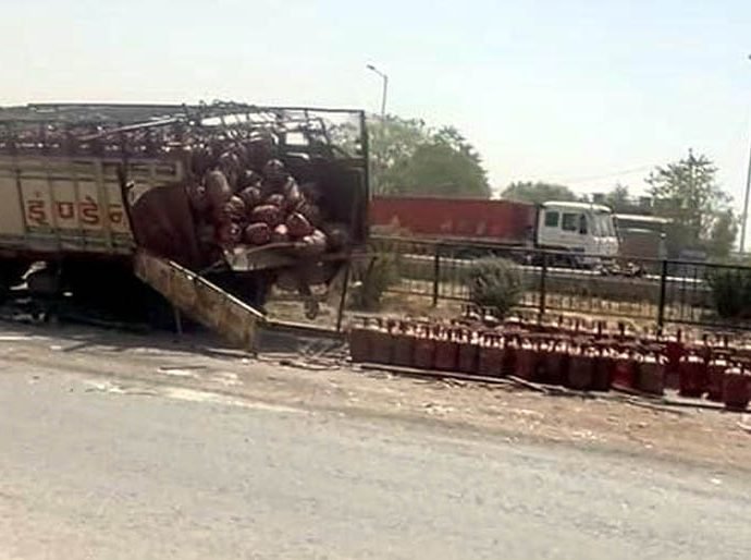 KOTPUTLI-BEHROR: सिलेंडर से भरे ट्रक को पीछे से टक्कर, बड़ा हादसा टला KOTPUTLI-BEHROR: सिलेंडर से भरे ट्रक को पीछे से टक्कर, बड़ा हादसा टला