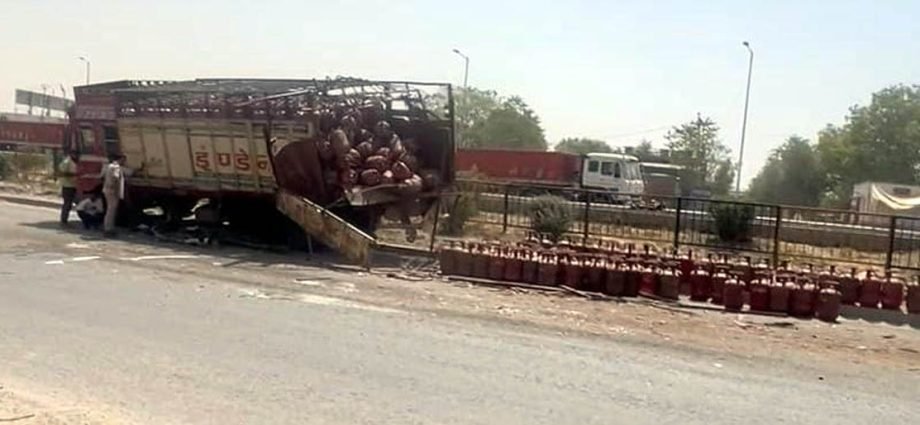 KOTPUTLI-BEHROR: सिलेंडर से भरे ट्रक को पीछे से टक्कर, बड़ा हादसा टला KOTPUTLI-BEHROR: सिलेंडर से भरे ट्रक को पीछे से टक्कर, बड़ा हादसा टला