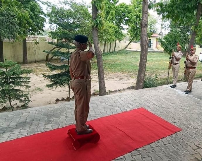 KOTPUTLI-BEHROR: एडीजी का दौरा, सुरक्षा व्यवस्था को लेकर दिए निर्देश KOTPUTLI-BEHROR: एडीजी का दौरा, सुरक्षा व्यवस्था को लेकर दिए निर्देश