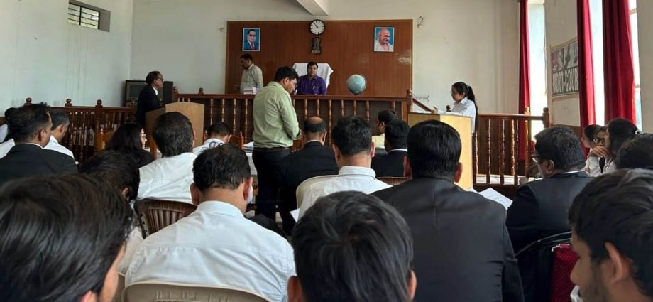 KOTPUTLI-BEHROR: लॉ कॉलेज में मूट कोर्ट प्रतियोगिता का आयोजन KOTPUTLI-BEHROR: लॉ कॉलेज में मूट कोर्ट प्रतियोगिता का आयोजन