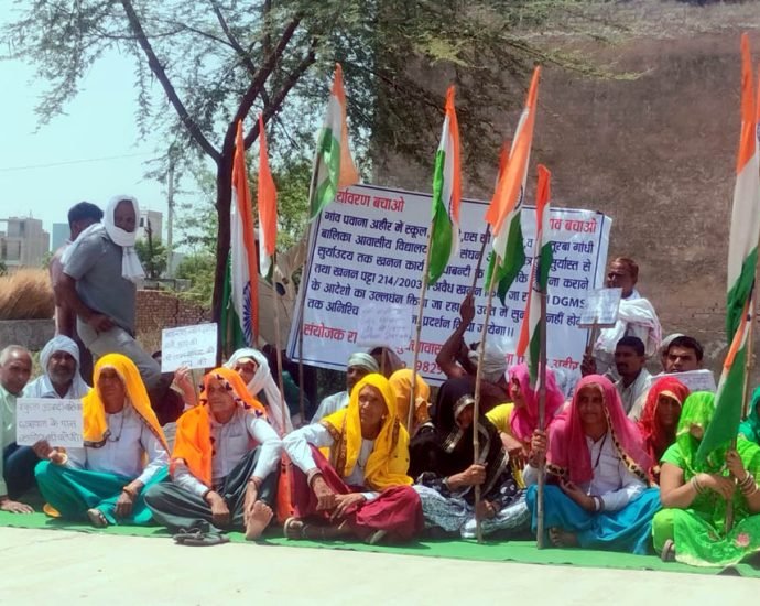 KOTPUTLI-BEHROR: माइनिंग कार्यालय पर ग्रामीणों का दिन भर धरना