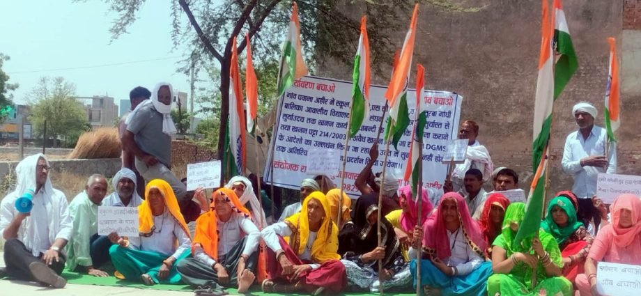 KOTPUTLI-BEHROR: माइनिंग कार्यालय पर ग्रामीणों का दिन भर धरना