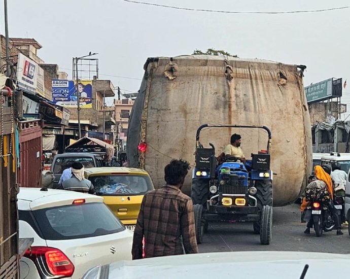 KOTPUTLI-BEHROR: ओवरलोड तूड़े से भरी ट्रैक्टर-ट्रॉलियां बनी खतरे की घंटी