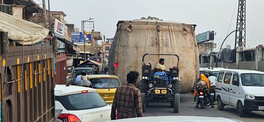 KOTPUTLI-BEHROR: ओवरलोड तूड़े से भरी ट्रैक्टर-ट्रॉलियां बनी खतरे की घंटी