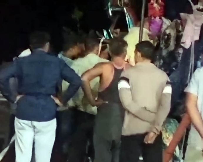 KOTPUTLI-BEHROR: खड़े ट्रक में पीछे से भिड़ा कैंटर, चालक की मौत KOTPUTLI-BEHROR: खड़े ट्रक में पीछे से भिड़ा कैंटर, चालक की मौत