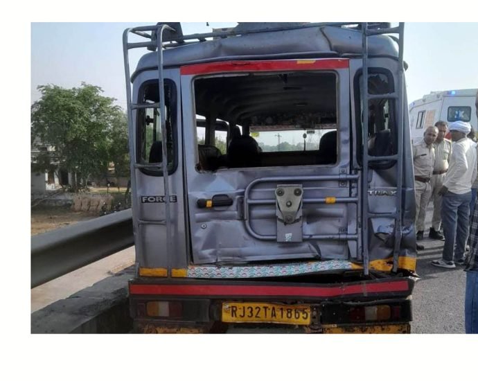 KOTPUTLI-BEHROR: ट्रेलर और सवारी जीप की टक्कर, दो बच्चों समेत 8 जख्मी KOTPUTLI-BEHROR: ट्रेलर और सवारी जीप की टक्कर, दो बच्चों समेत 8 जख्मी