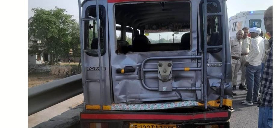 KOTPUTLI-BEHROR: ट्रेलर और सवारी जीप की टक्कर, दो बच्चों समेत 8 जख्मी KOTPUTLI-BEHROR: ट्रेलर और सवारी जीप की टक्कर, दो बच्चों समेत 8 जख्मी