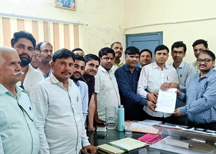 KOTPUTLI-BEHROR: विद्युत कार्मिकों ने किया निजीकरण को लेकर विरोध KOTPUTLI-BEHROR: विद्युत कार्मिकों ने किया निजीकरण को लेकर विरोध