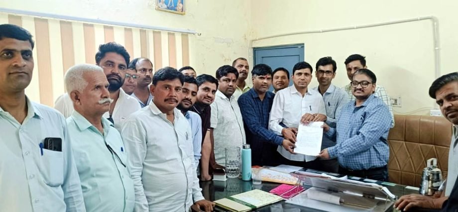 KOTPUTLI-BEHROR: विद्युत कार्मिकों ने किया निजीकरण को लेकर विरोध KOTPUTLI-BEHROR: विद्युत कार्मिकों ने किया निजीकरण को लेकर विरोध