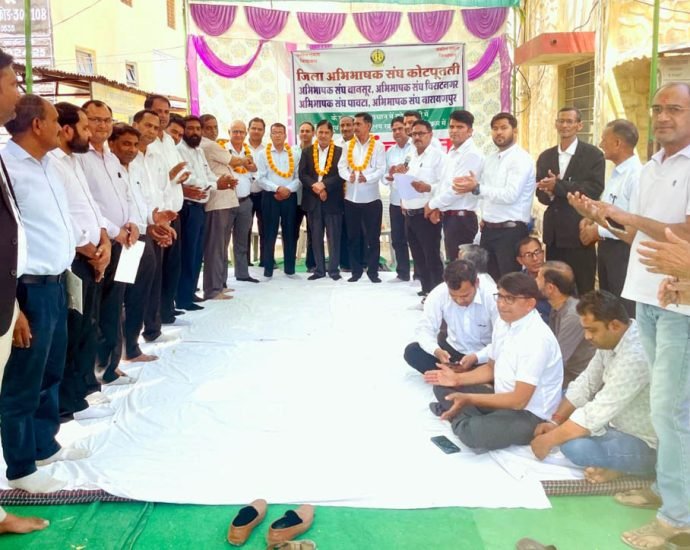 KOTPUTLI-BEHROR: वकीलों का धरना-प्रदर्शन 50वें दिन भी रहा जारी KOTPUTLI-BEHROR: वकीलों का धरना-प्रदर्शन 50वें दिन भी रहा जारी