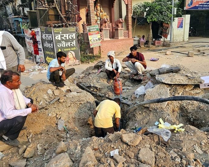 KOTPUTLI-BEHROR: भीषण गर्मी के बीच 6 घंटे की बिजली कटौती से हाहाकार KOTPUTLI-BEHROR: भीषण गर्मी के बीच 6 घंटे की बिजली कटौती से हाहाकार