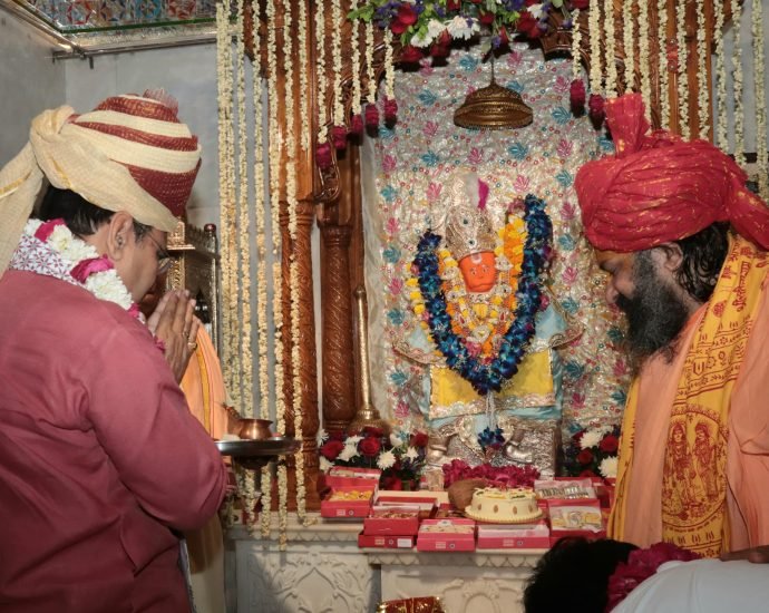 JAIPUR: श्री हनुमान जन्मोत्सव, मुख्यमंत्री भजनलाल शर्मा ने श्री सिद्धेश्वर हनुमान मंदिर में किए दर्शन JAIPUR: श्री हनुमान जन्मोत्सव, मुख्यमंत्री भजनलाल शर्मा ने श्री सिद्धेश्वर हनुमान मंदिर में किए दर्शन