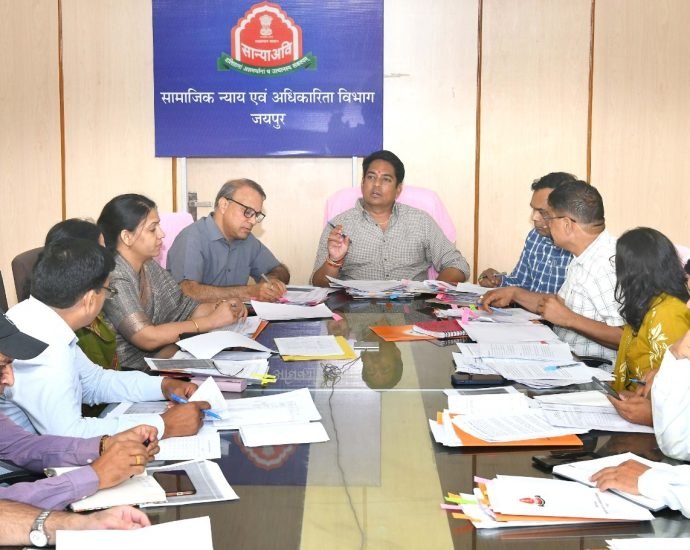 JAIPUR: योजनाओं के प्रभावी क्रियान्वयन के लिए अधिकारी बनाएं माइक्रो मैनेजमेंट सिस्टम JAIPUR: योजनाओं के प्रभावी क्रियान्वयन के लिए अधिकारी बनाएं माइक्रो मैनेजमेंट सिस्टम