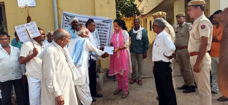 KOTPUTLI-BEHROR: पवाना अहीर में फर्जी भू-रुपांतरण का मामला गरमाया KOTPUTLI-BEHROR: पवाना अहीर में फर्जी भू-रुपांतरण का मामला गरमाया