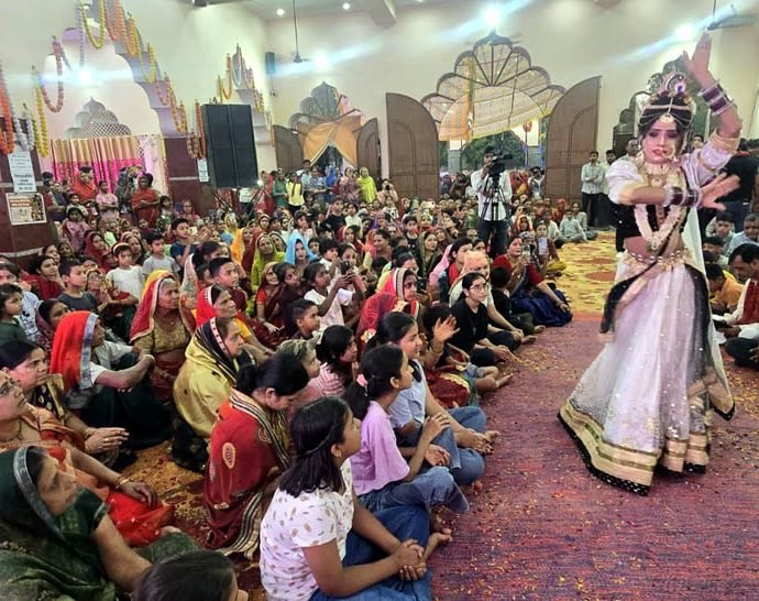 KOTPUTLI-BEHROR: लेक हाउस के दुर्गा मंदिर में गूंजे माता के जयकारे KOTPUTLI-BEHROR: लेक हाउस के दुर्गा मंदिर में गूंजे माता के जयकारे