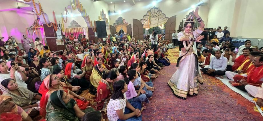 KOTPUTLI-BEHROR: लेक हाउस के दुर्गा मंदिर में गूंजे माता के जयकारे KOTPUTLI-BEHROR: लेक हाउस के दुर्गा मंदिर में गूंजे माता के जयकारे