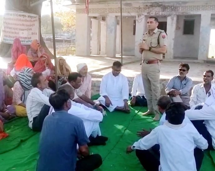 KOTPUTLI-BEHROR: पुलिस अफसरों के आश्वासन पर माने धरनार्थी KOTPUTLI-BEHROR: पुलिस अफसरों के आश्वासन पर माने धरनार्थी