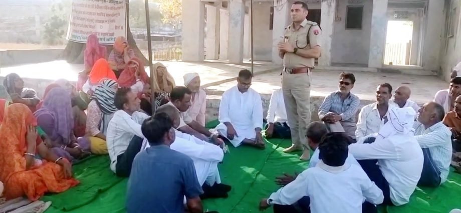 KOTPUTLI-BEHROR: पुलिस अफसरों के आश्वासन पर माने धरनार्थी KOTPUTLI-BEHROR: पुलिस अफसरों के आश्वासन पर माने धरनार्थी