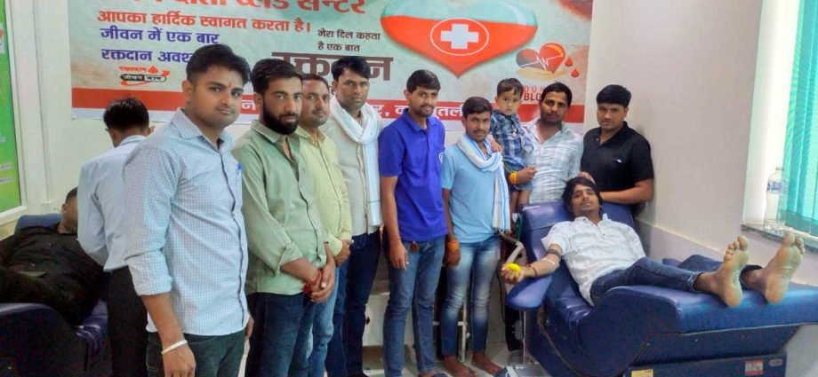 KOTPUTLI-BEHROR: शिविर में युवाओं ने बढ़-चढक़र किया रक्तदान KOTPUTLI-BEHROR: शिविर में युवाओं ने बढ़-चढक़र किया रक्तदान