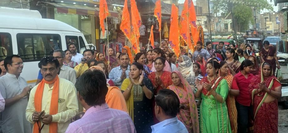 KOTPUTLI-BEHROR: हरि कीर्तन और छप्पन भोग झांकी ने मोहा मन KOTPUTLI-BEHROR: हरि कीर्तन और छप्पन भोग झांकी ने मोहा मन