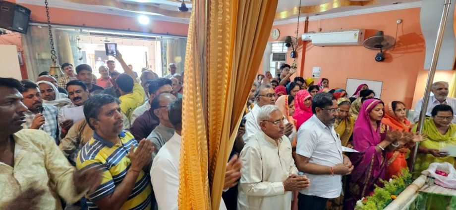 KOTPUTLI-BEHROR: श्रद्धालुओं ने किया भये प्रगट कृपाला का वाचन KOTPUTLI-BEHROR: श्रद्धालुओं ने किया भये प्रगट कृपाला का वाचन