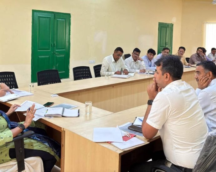 KOTPUTLI-BEHROR: गर्मी में निर्बाध पेयजल आपूर्ति करने के निर्देश KOTPUTLI-BEHROR: गर्मी में निर्बाध पेयजल आपूर्ति करने के निर्देश