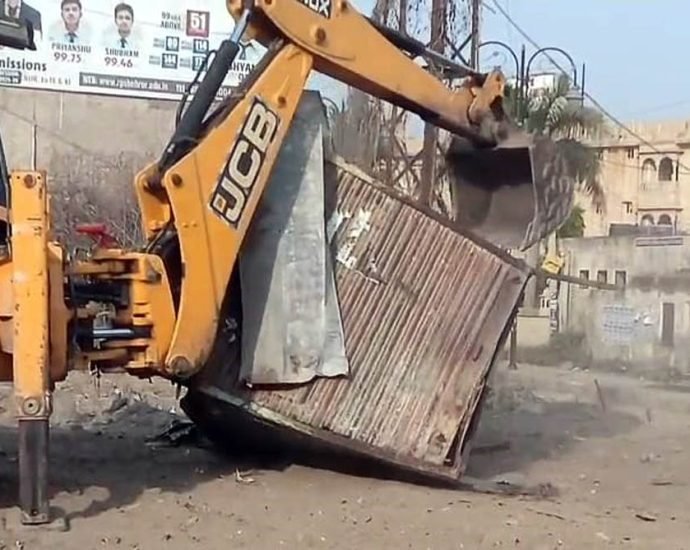 KOTPUTLI-BEHROR: अतिक्रमण पर फिर चला नगर परिषद का बुलडोजर KOTPUTLI-BEHROR: अतिक्रमण पर फिर चला नगर परिषद का बुलडोजर