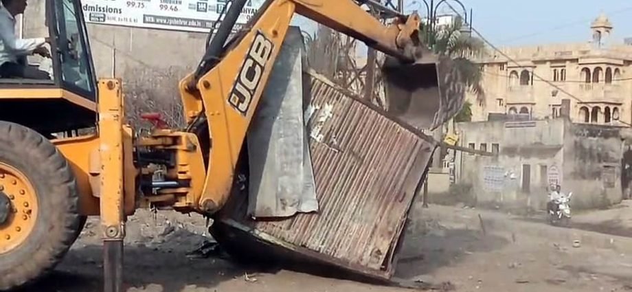 KOTPUTLI-BEHROR: अतिक्रमण पर फिर चला नगर परिषद का बुलडोजर