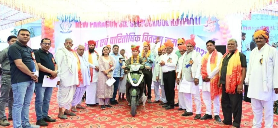 KOTPUTLI-BEHROR: स्कूल का वार्षिकोत्सव, मेधावियों का सम्मान KOTPUTLI-BEHROR: स्कूल का वार्षिकोत्सव, मेधावियों का सम्मान