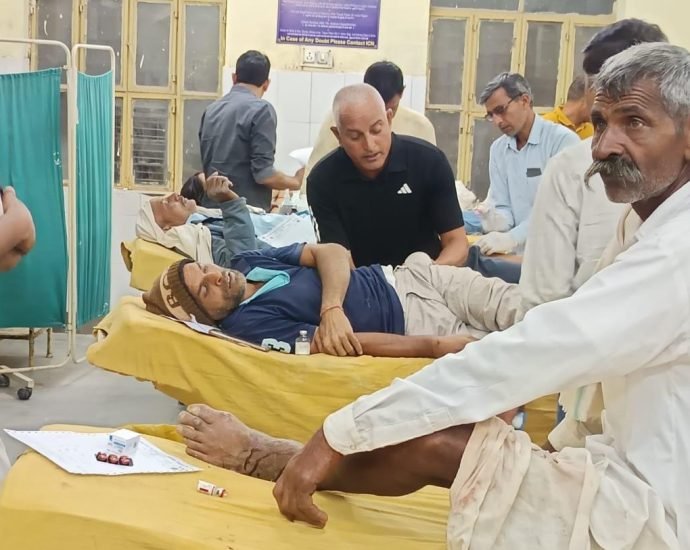 KOTPUTLI-BEHROR: नेशनल हाईवे पर ट्रक व रोडवेज बस की भिड़ंत KOTPUTLI-BEHROR: नेशनल हाईवे पर ट्रक व रोडवेज बस की भिड़ंत