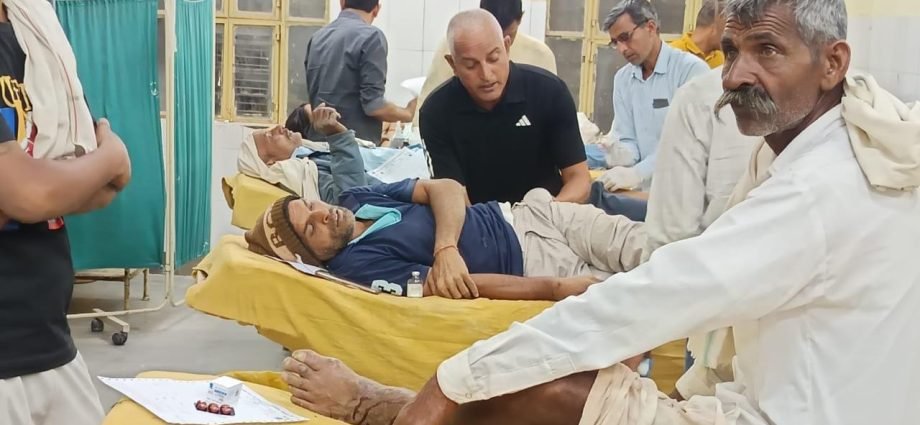 KOTPUTLI-BEHROR: नेशनल हाईवे पर ट्रक व रोडवेज बस की भिड़ंत KOTPUTLI-BEHROR: नेशनल हाईवे पर ट्रक व रोडवेज बस की भिड़ंत